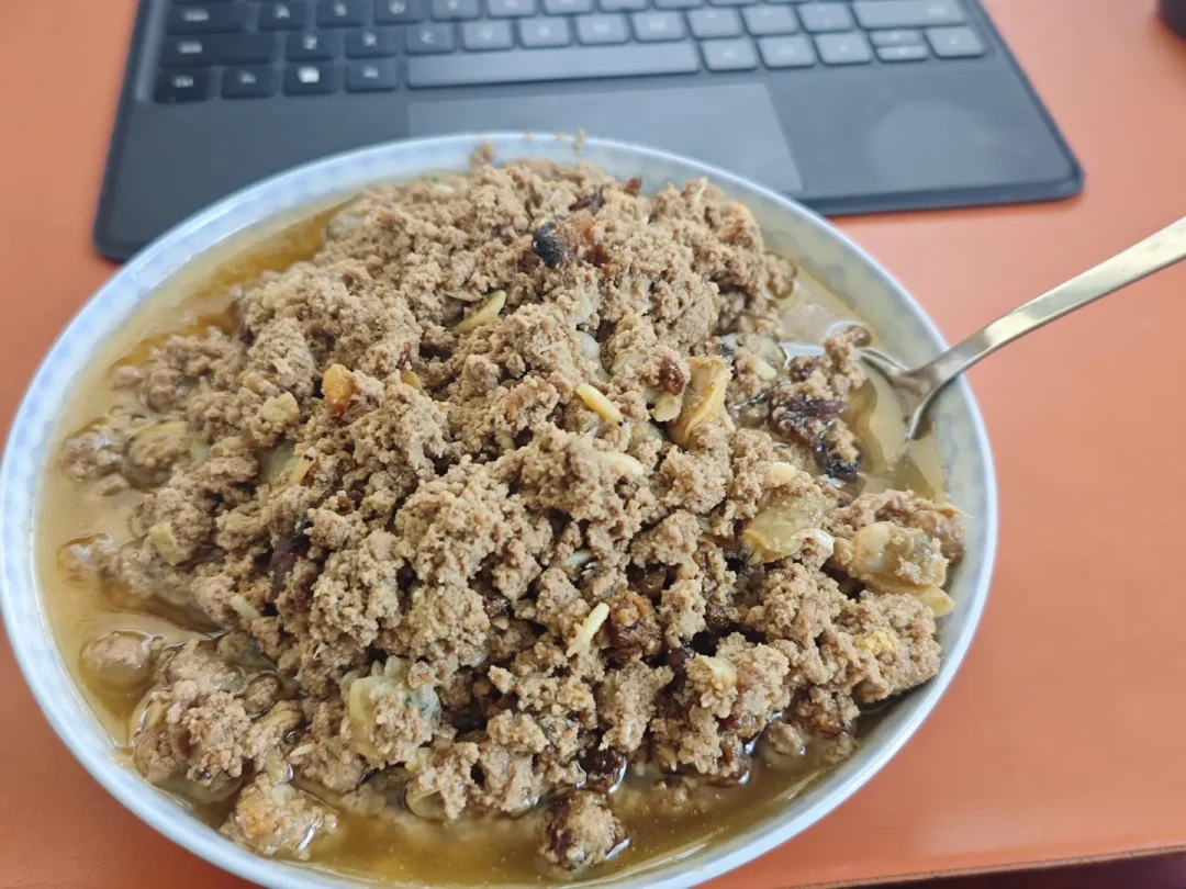 纯肉饮食第3天头疼、第5天不排便、第14天掉发:前两周的反应,哪些能扛、哪些得立刻停