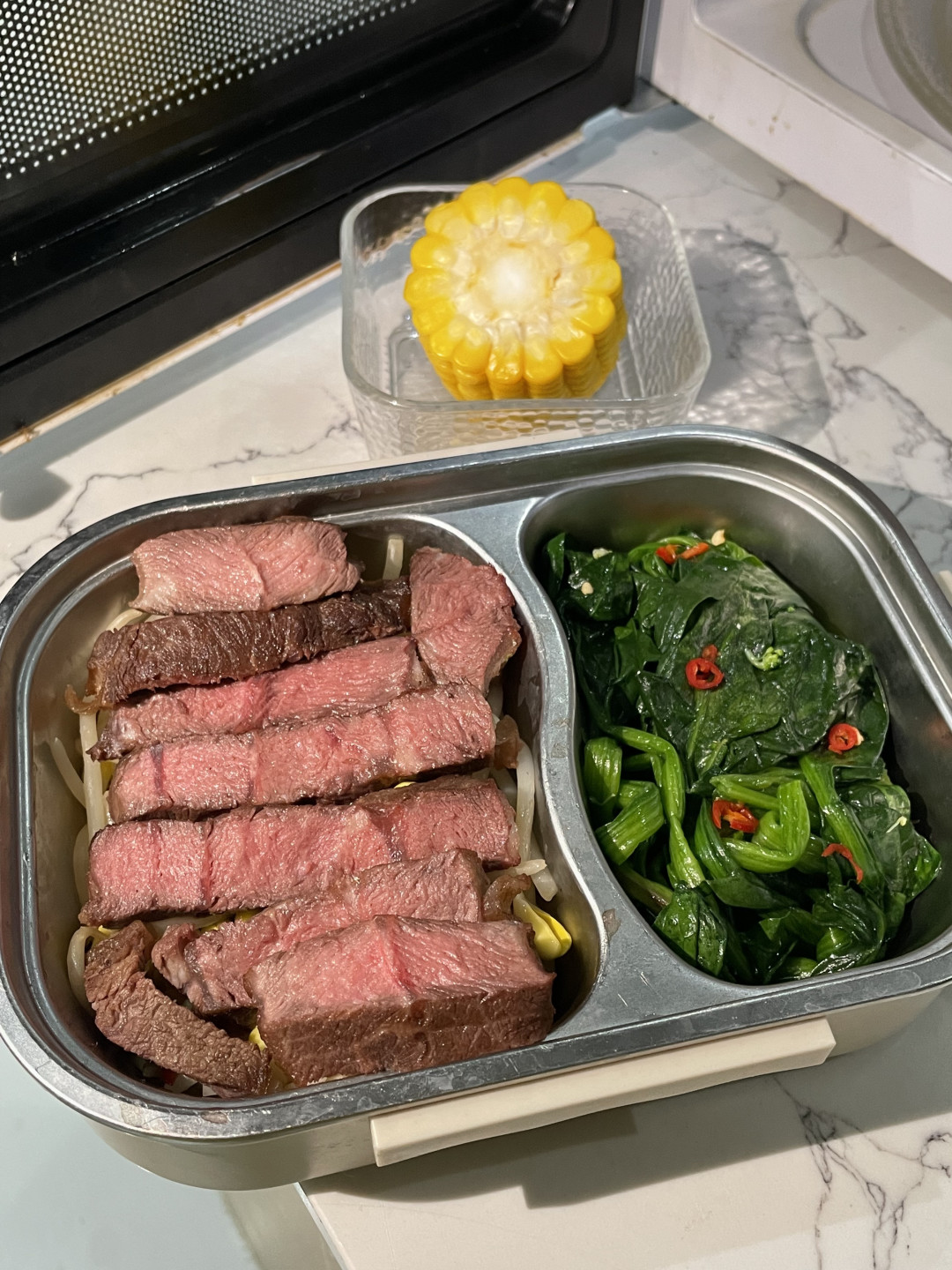 纯肉饮食第3天头疼、第5天不排便、第14天掉发:前两周的反应,哪些能扛、哪些得立刻停