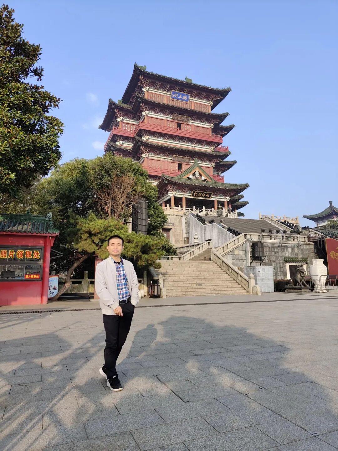 滕王阁照梁思成草图重建、黄鹤楼搬走一公里没留图纸:国庆登江南三大名楼,先分清三座楼各自