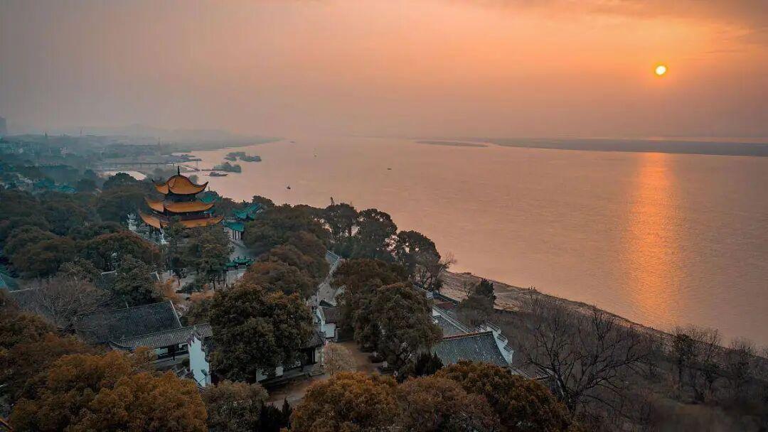 滕王阁照梁思成草图重建、黄鹤楼搬走一公里没留图纸:国庆登江南三大名楼,先分清三座楼各自
