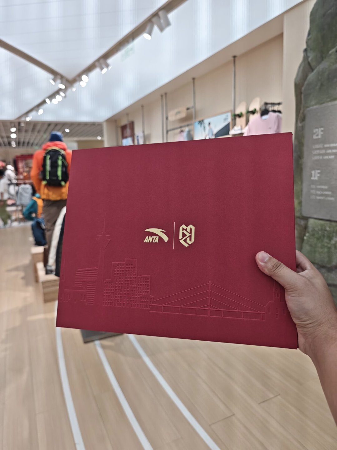 安踏樊振东新品秒罄,转卖第二天就出现:没抢到的粉丝,三条补购路径和这几种溢价款别碰
