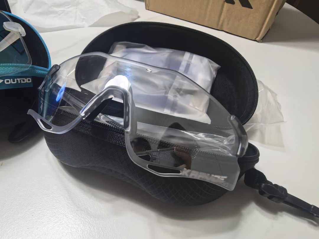 详情页讲偏光变色，评论区聊起雾飞虫：翻完全网洛克兄弟眼镜评价，这副该按你几点骑车来挑