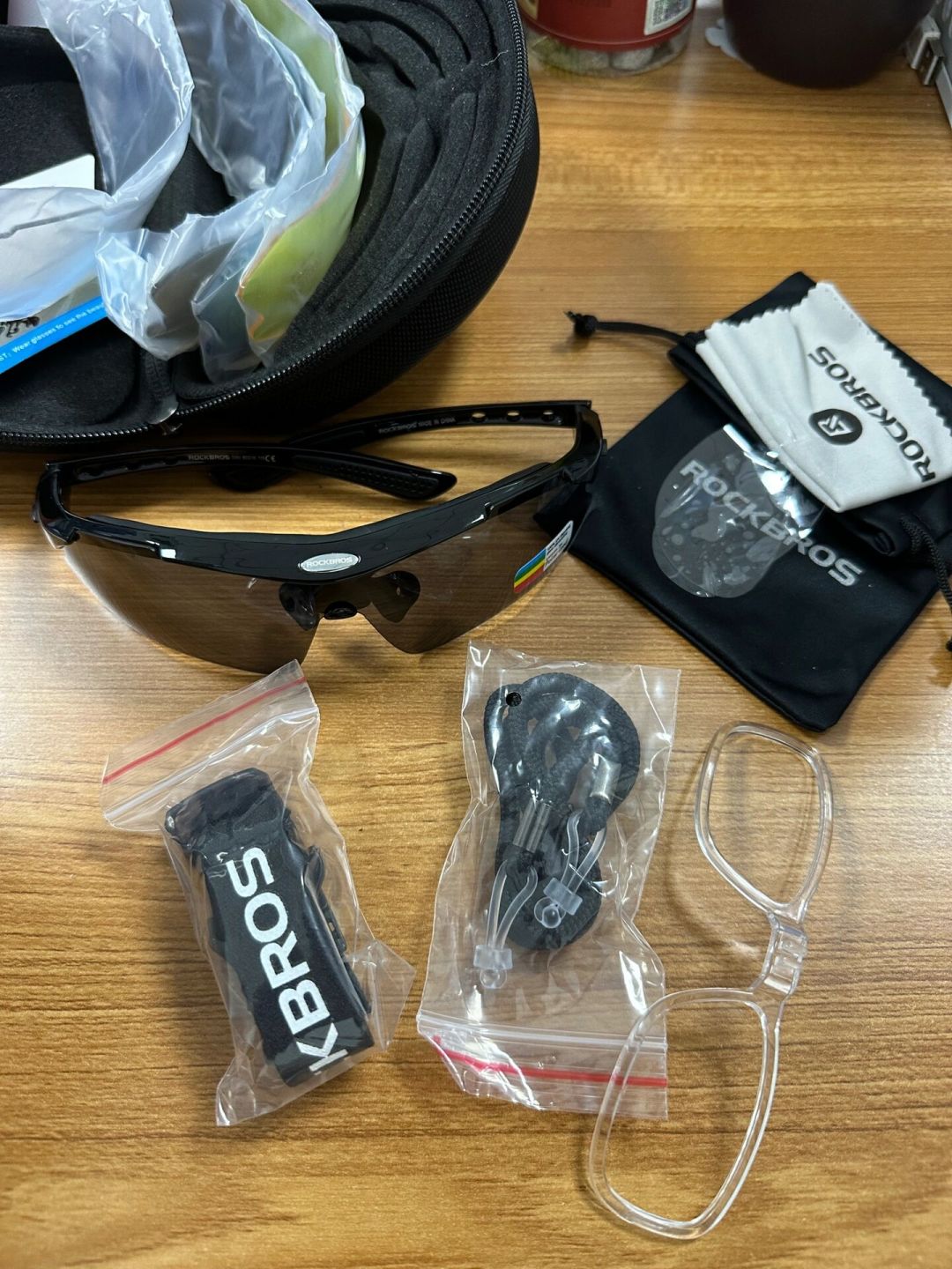 详情页讲偏光变色，评论区聊起雾飞虫：翻完全网洛克兄弟眼镜评价，这副该按你几点骑车来挑
