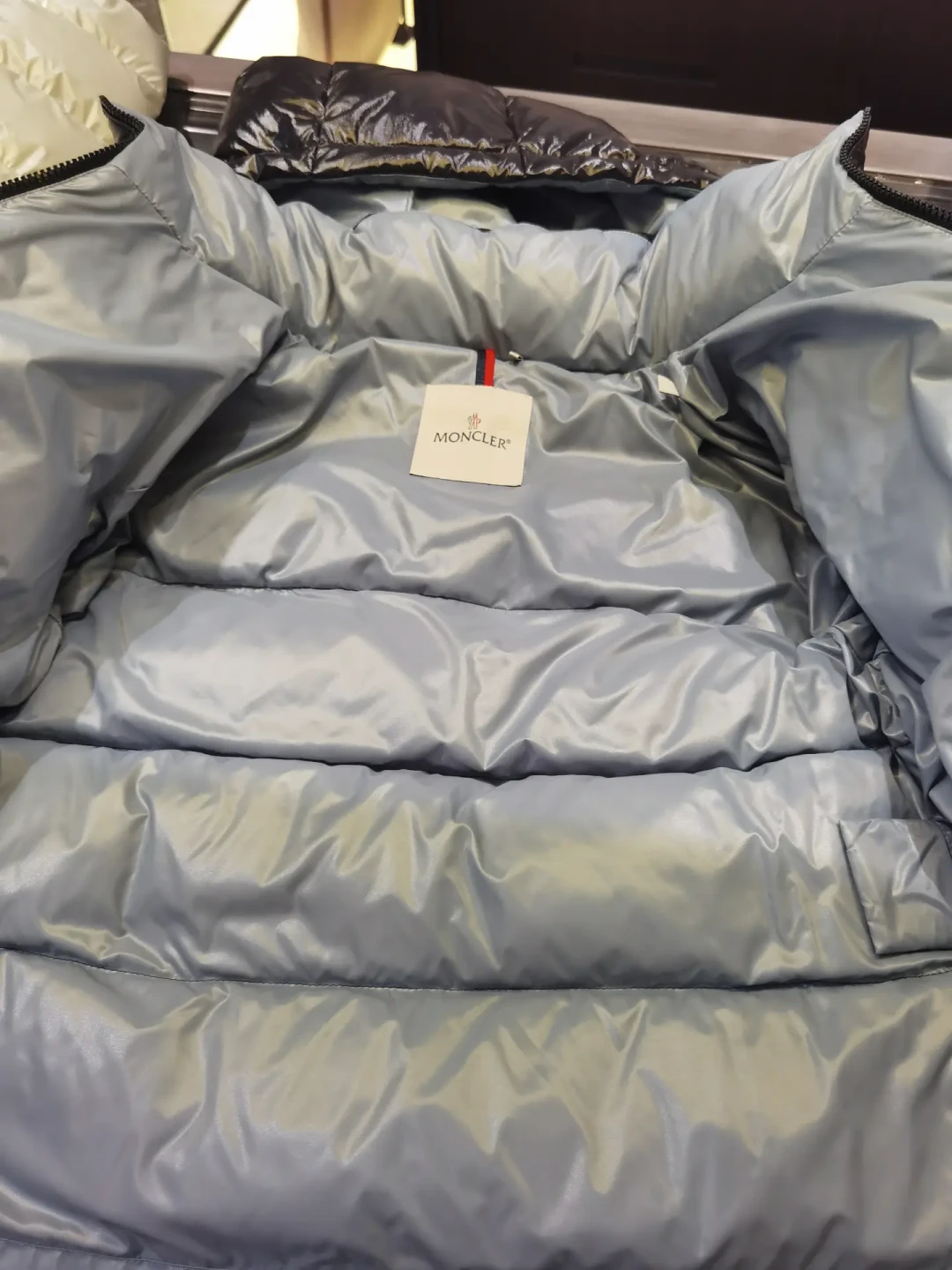 新宿伊势丹一件3克充绒的蒙口刷屏:一万多的羽绒服到底暖不暖,先看水洗标上是多少克