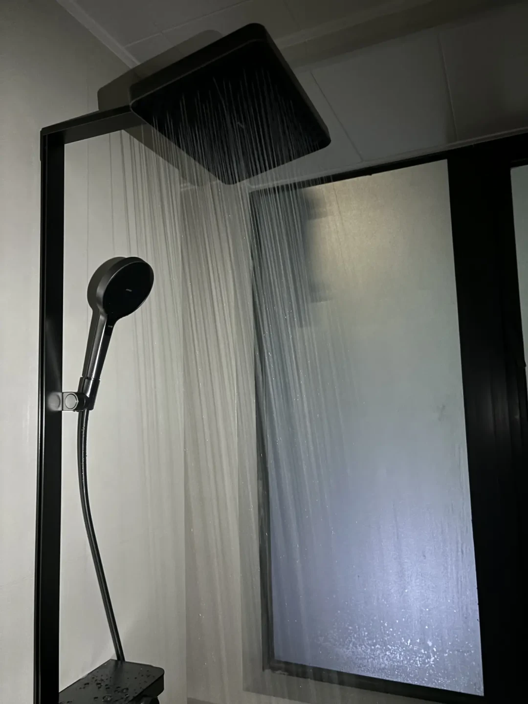 水口与出水实测场景：自检时重点看这两个位置