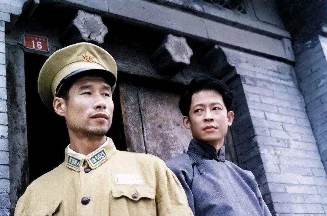 《抓特务》上线网播,很多人想去补9.4分老剧:花15小时补《无悔追踪》前,先算三笔账