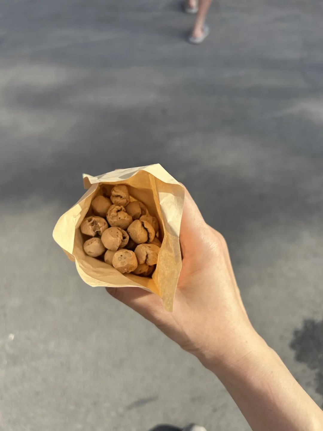 一半人说“夯爆了”,一半人说“不值得专程去”:中秋前,把司徒小镇打铁花这笔账算清楚