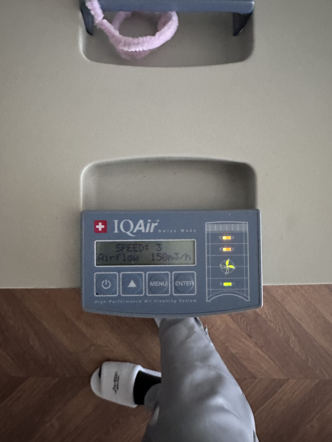几百块的平替滤芯，能塞进一万四的 IQAir 吗？把三层滤芯拆开看：一层能省，两层是雷