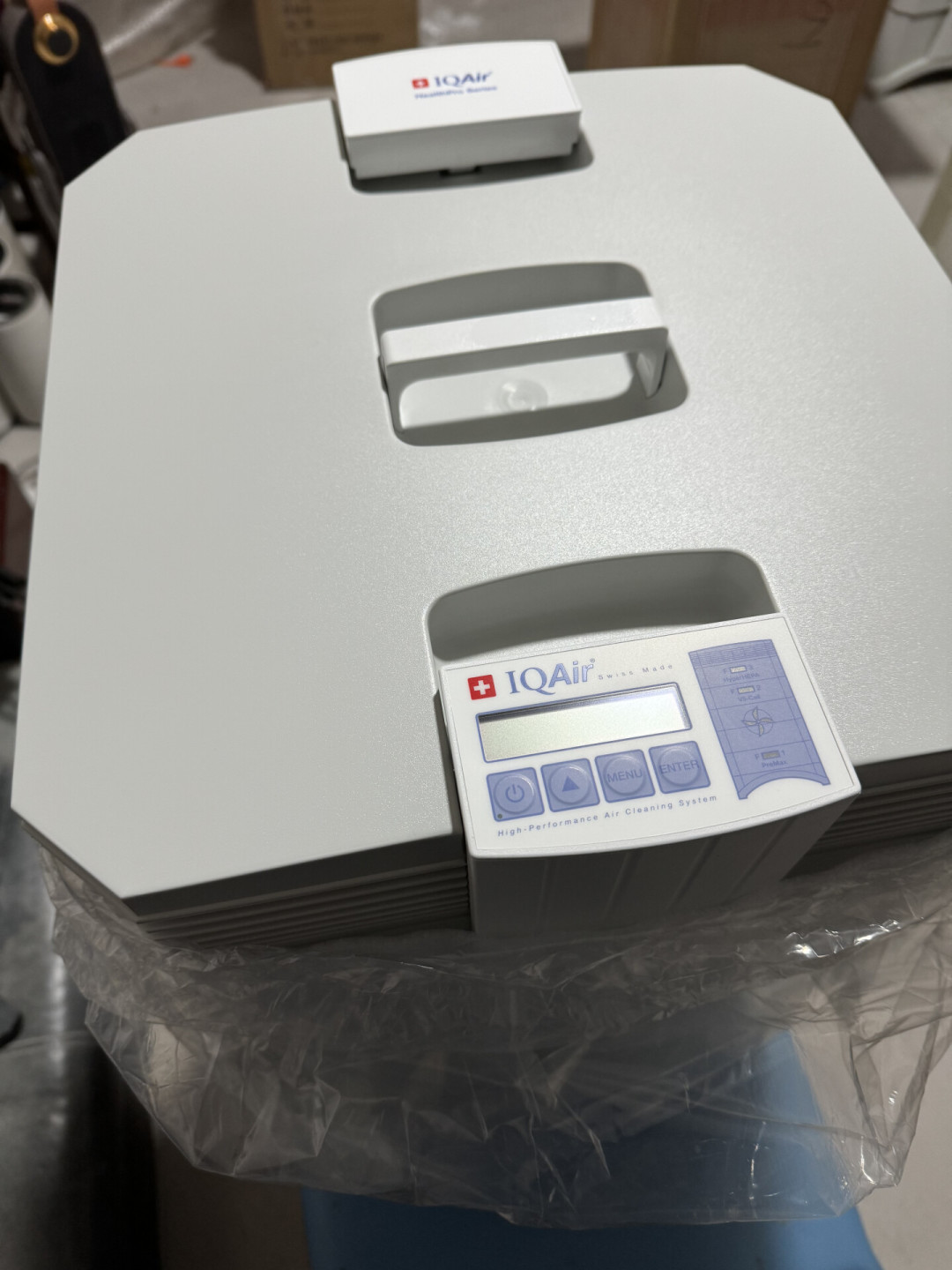 几百块的平替滤芯，能塞进一万四的 IQAir 吗？把三层滤芯拆开看：一层能省，两层是雷