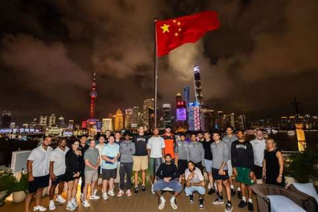 姚明看着上海队登顶,两个月后同座球馆被