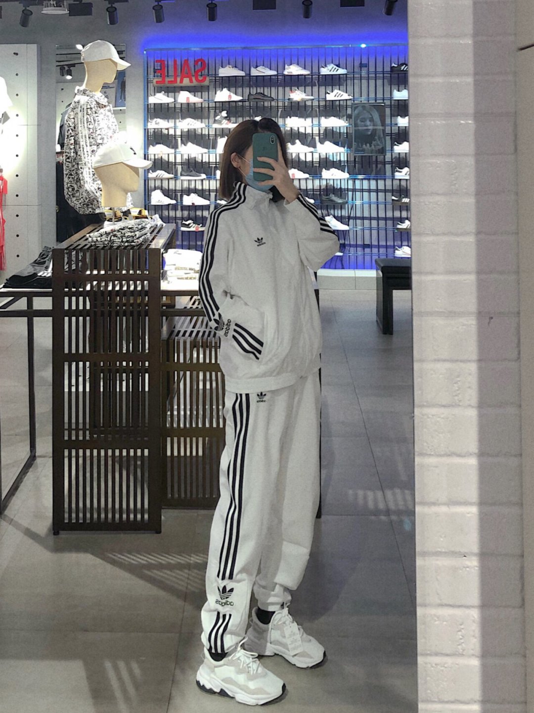 被选上运动会举牌,先别急着下单礼服:翻完700条争议评论,我把租还是买的账算清了