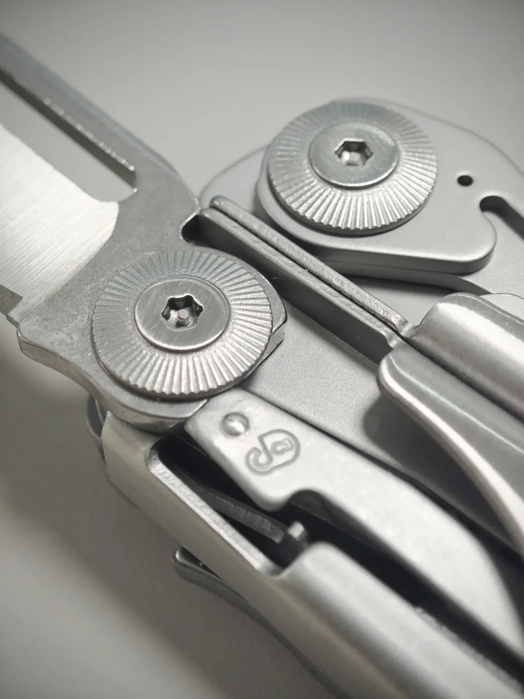 电影同款考据对象：Leatherman SURGE 海啸整机与原包装盒