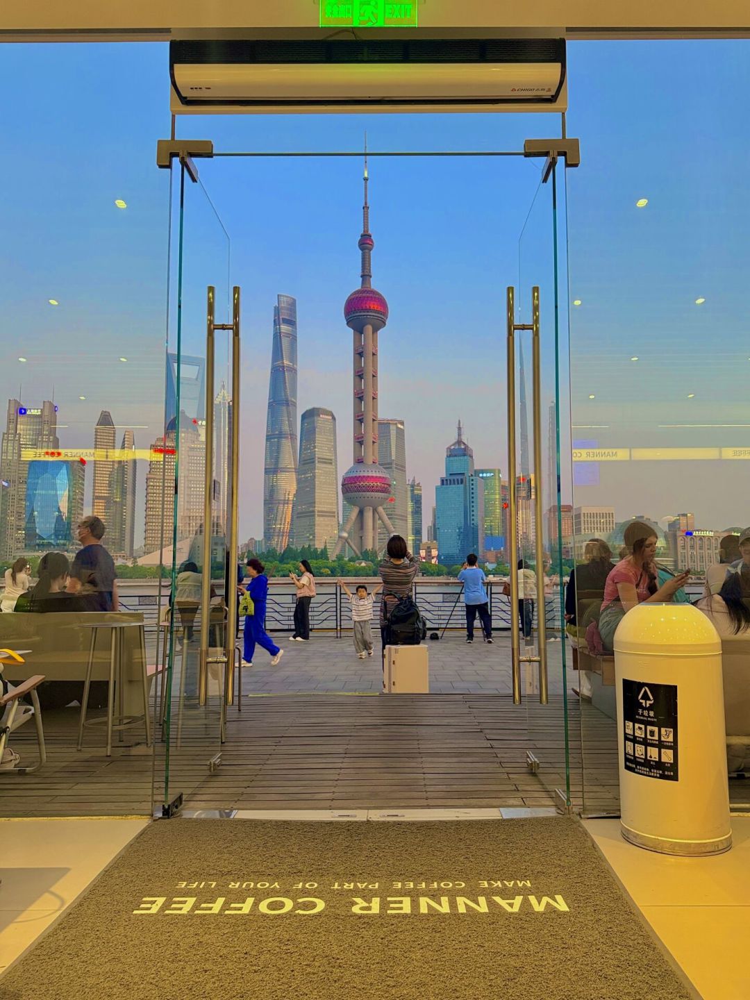 AI标识新规第一天:翻完我的收藏街拍才发现,买同款、抄机位之前先看这5处