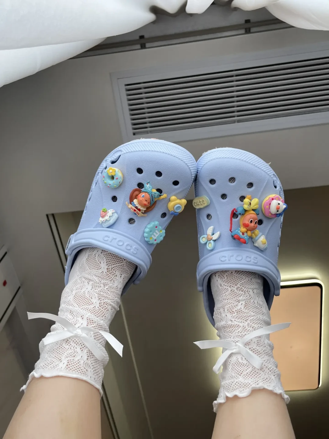 官方 58 一颗、买二送一、二手 10 元起、平替几块钱:Crocs 鞋花这四个价位档,哪个值得入?