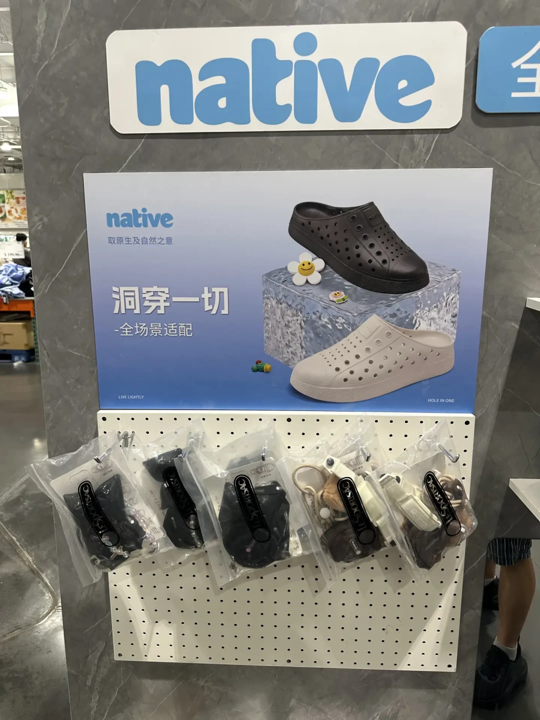 洞洞鞋降温的这三个月,Native 把德训鞋摆进了 Costco 路演区:秋冬新品的价格带、卡码和“鸭子叫”一次说清