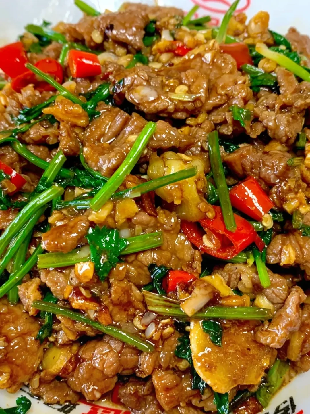 拆完134篇「牛肉一炒就老」的爆款帖:6大嫩肉流派吵翻天,最后赢的是最不起眼的那两步