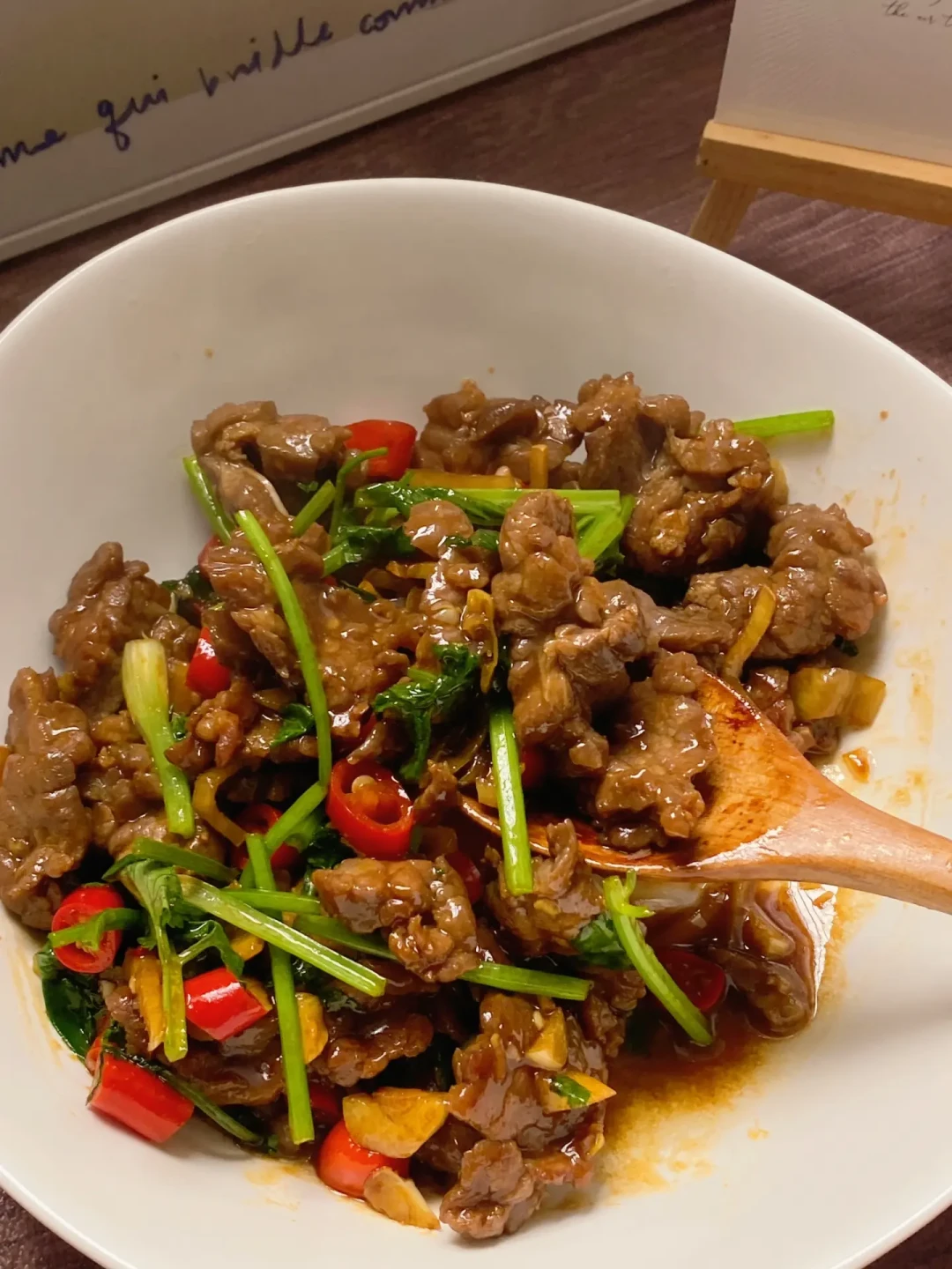 拆完134篇「牛肉一炒就老」的爆款帖:6大嫩肉流派吵翻天,最后赢的是最不起眼的那两步