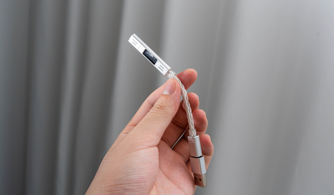129元的“尾巴”标到115dB，你的耳塞为什么还有底噪？2026小尾巴跑分内卷测不出的三个数