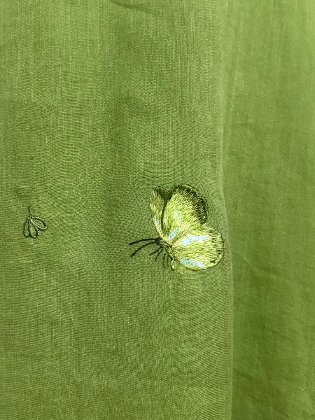 绣到后半程、针脚渐密的蝴蝶翅膀特写