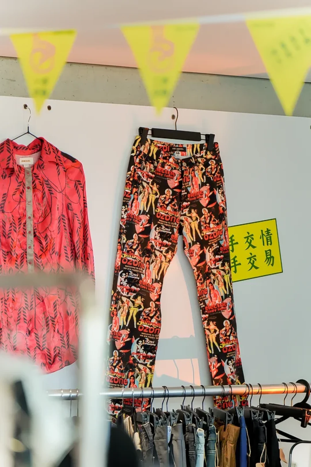 这周末,古着市集集体开市:杭州90+摊位免门票,上海老手720元淘16件,秋装淘货标尺先收好
