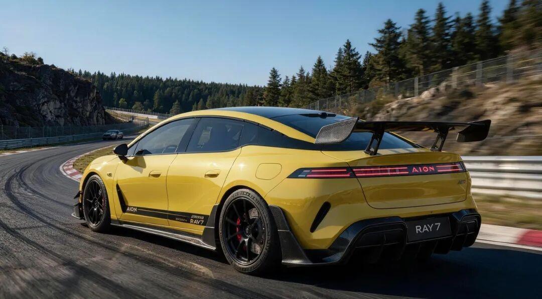 别急着管Ray7叫“华为车”:华为管刹车、文远管智驾——等这台四季度上市的轿跑前,先算清这三笔账