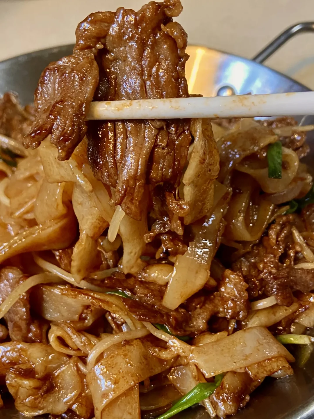 利苑卖128的干炒牛河，在家20元上下就能炒：把“锅气”拆成家用灶能执行的6步