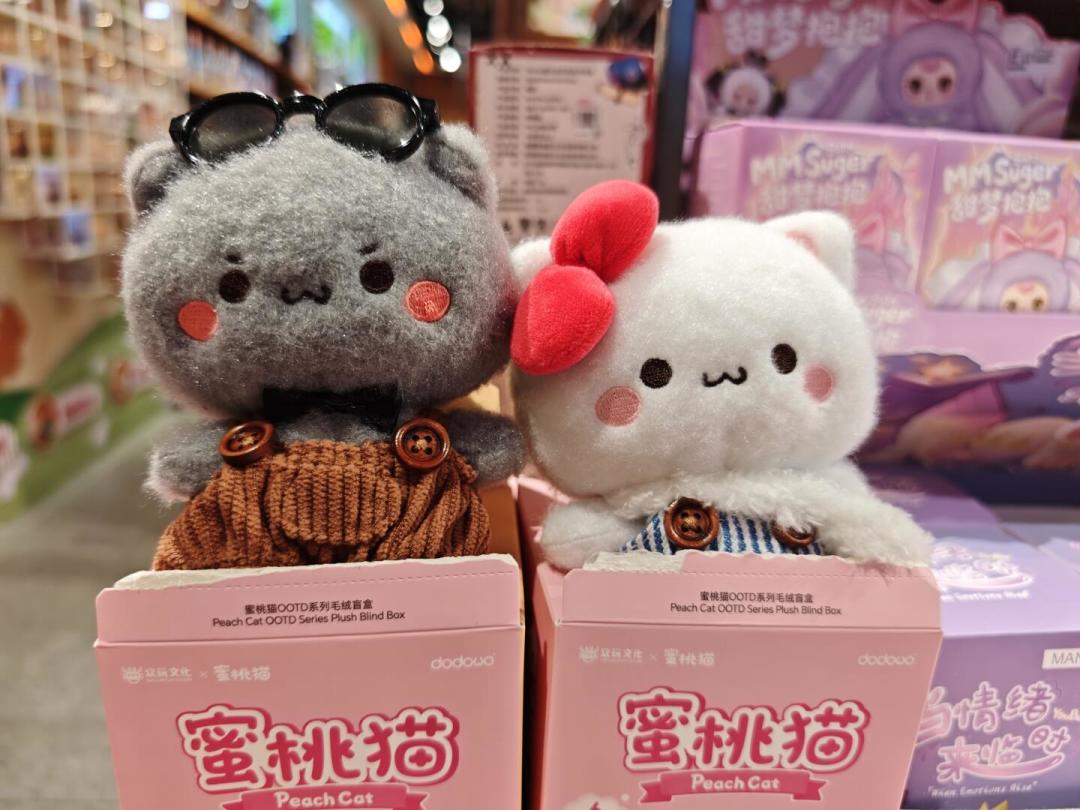 蜜桃猫的“国际大明星”人设：商场实拍、Ozon贴纸摊和一句“不认识”，哪一半是真的？