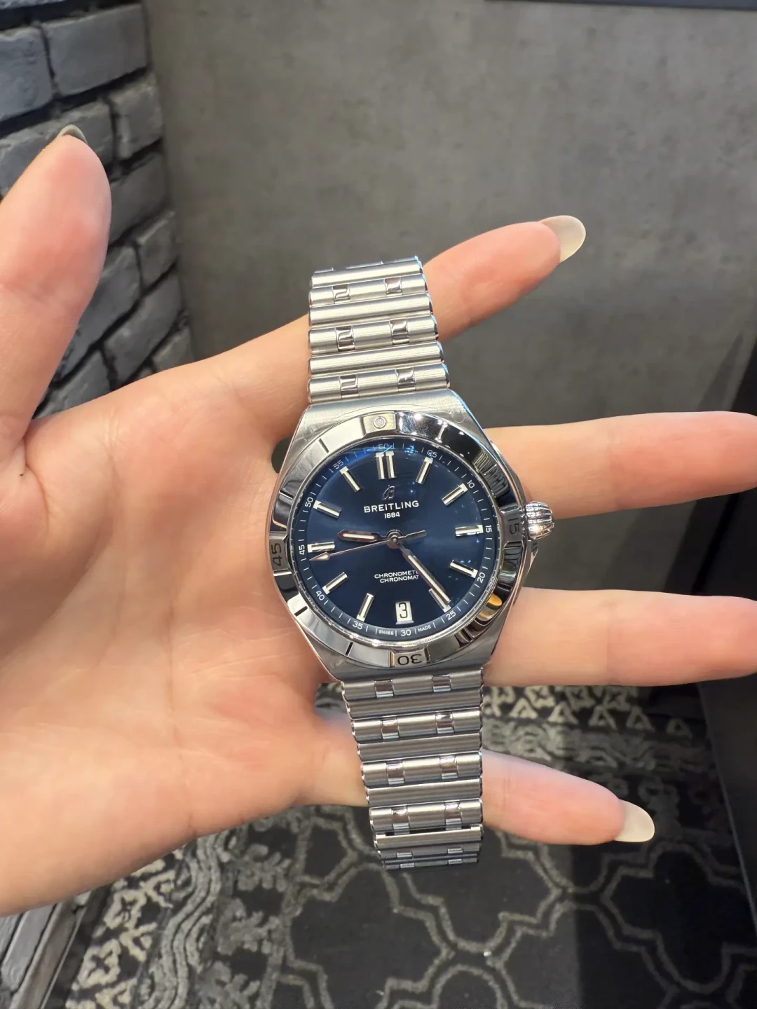 新款到店、免税价开卷：百年灵机械计时换代当口，这笔账替你算好了