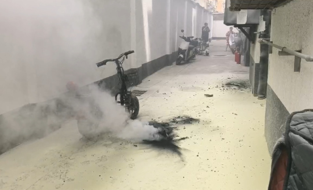 249元二手电池带进屋充电起火身亡，家属索赔110万一分没赔：把这4起判例摆一起，再决定要不要拎电池上楼