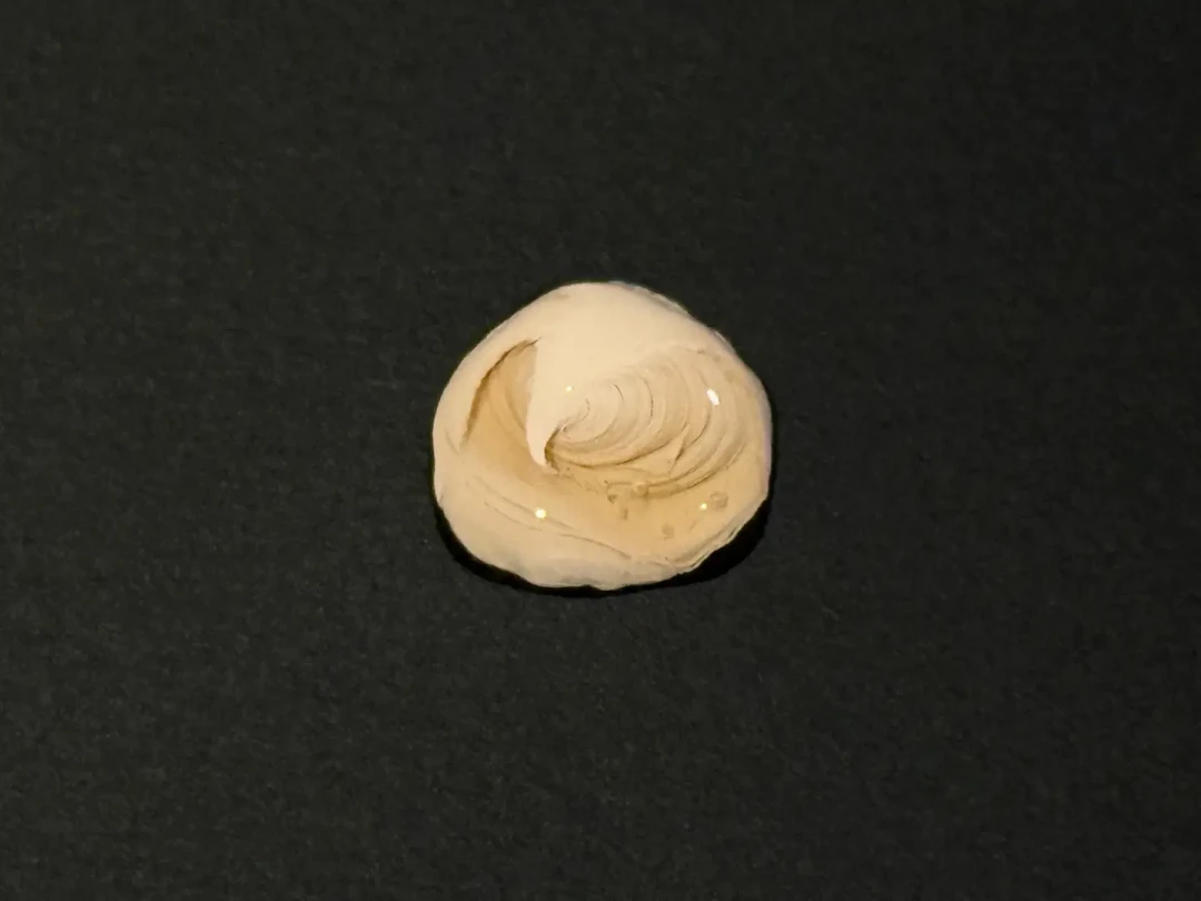 一半干皮喊亲妈,一半人喊避雷:娇韵诗双萃粉底液的口碑,到底劈在哪4个点上