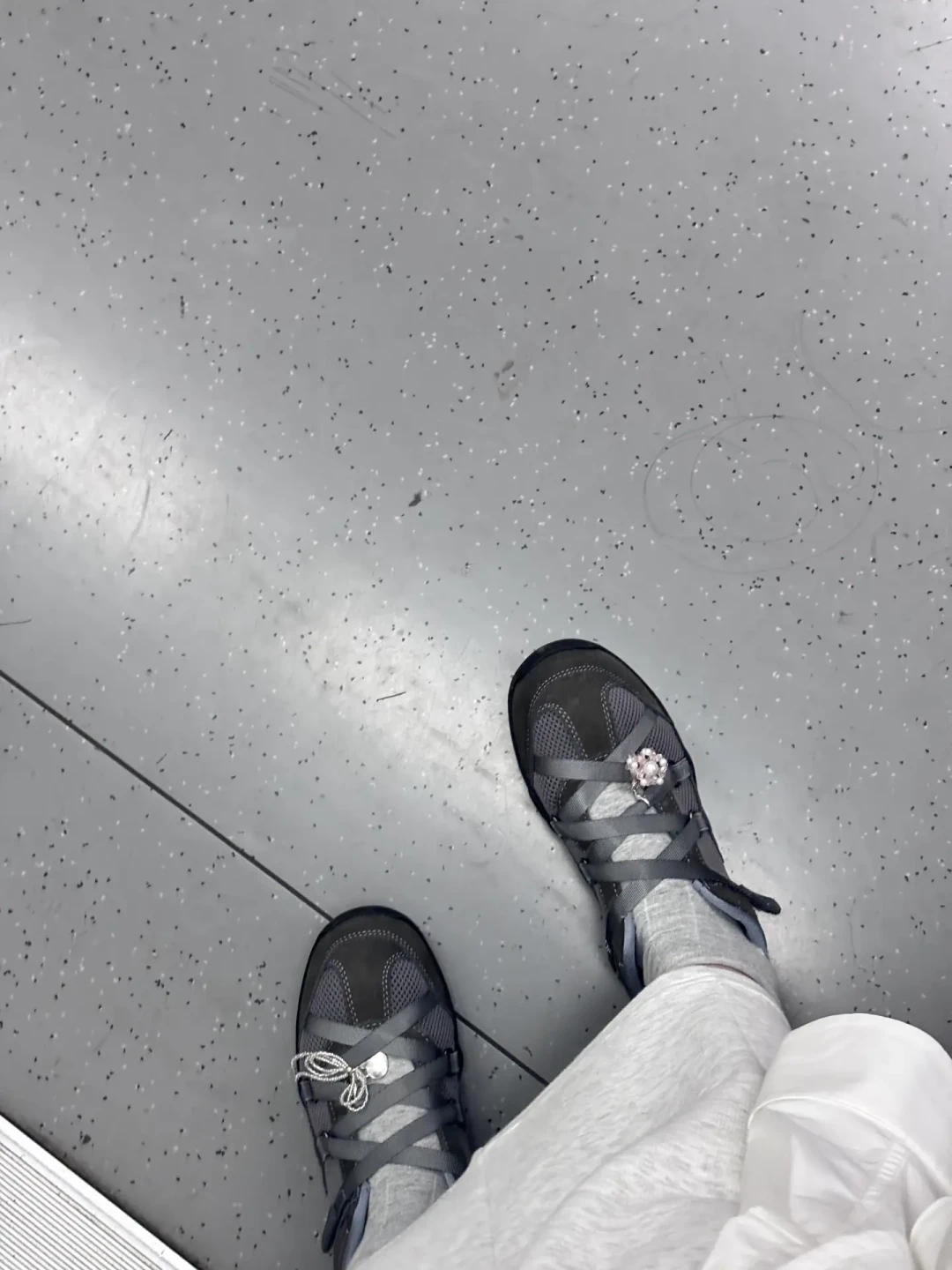 初秋女生的机能风鞋,真不是只有萨洛蒙:百元、三百、千元三档,评论区吵过的坑都在这了