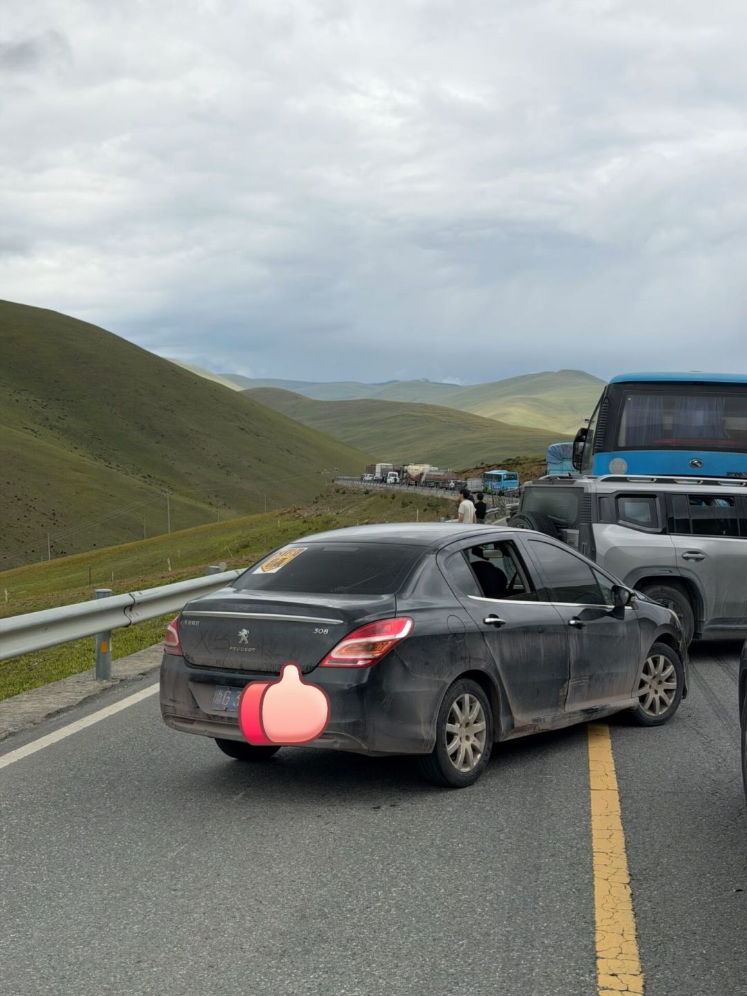 SUV逆行堵住救护车，折多山堵了几公里：翻完20多条现场堵车记录，9月川藏线朝圣的堵有规律