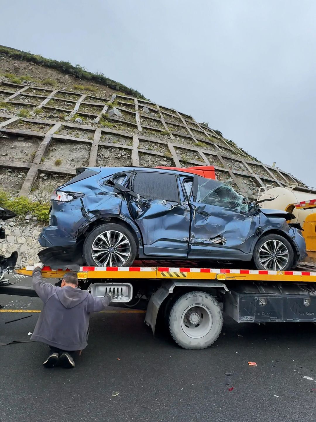SUV逆行堵住救护车，折多山堵了几公里：翻完20多条现场堵车记录，9月川藏线朝圣的堵有规律