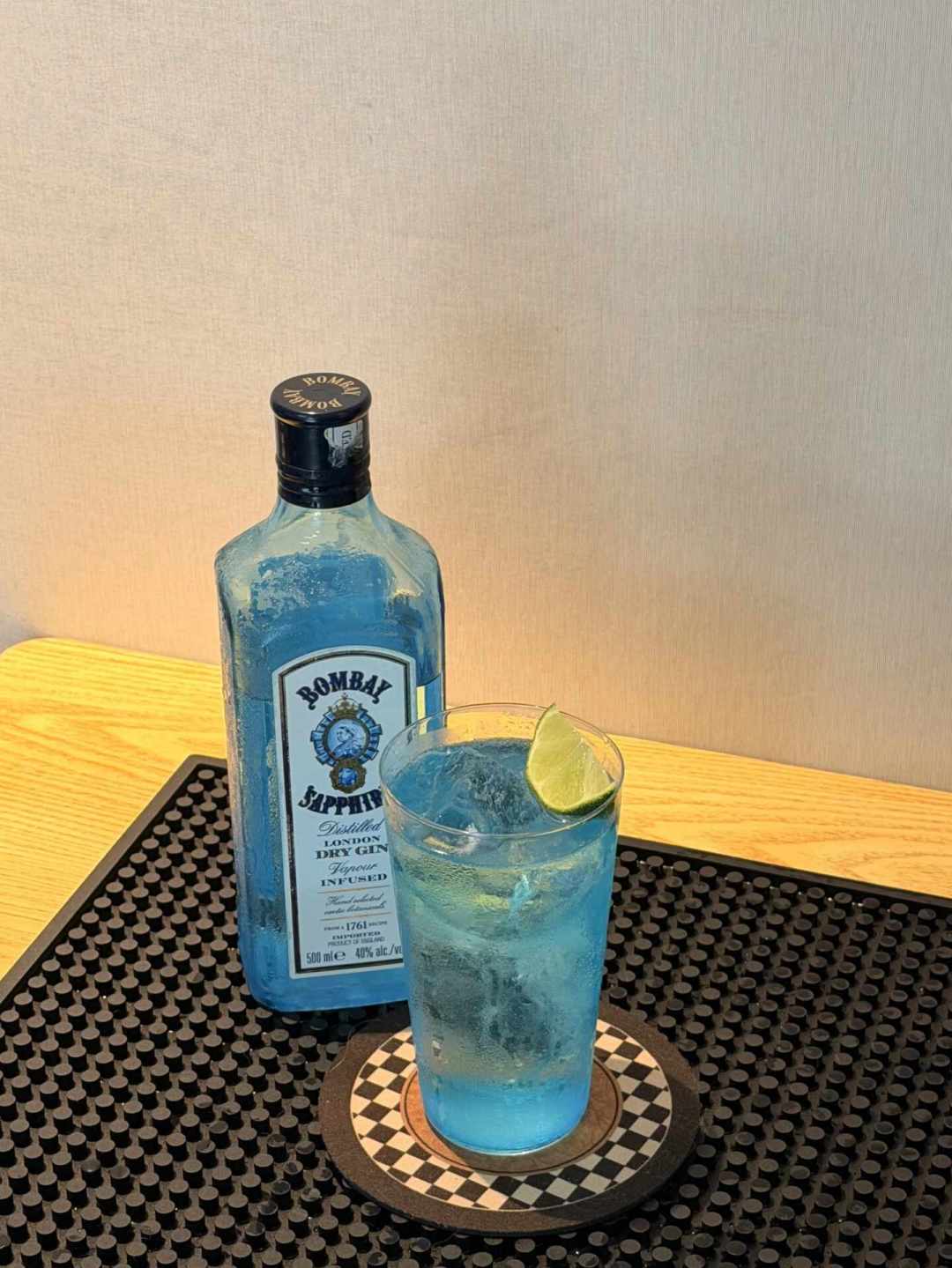 孟买蓝宝石金酒“打不开瓶”?翻完近一年的难开帖:版本分歧、5招开盖法和到手价一次说清