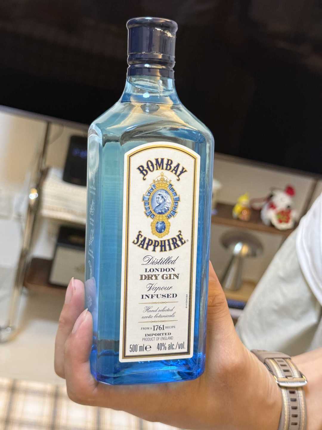孟买蓝宝石金酒“打不开瓶”?翻完近一年的难开帖:版本分歧、5招开盖法和到手价一次说清