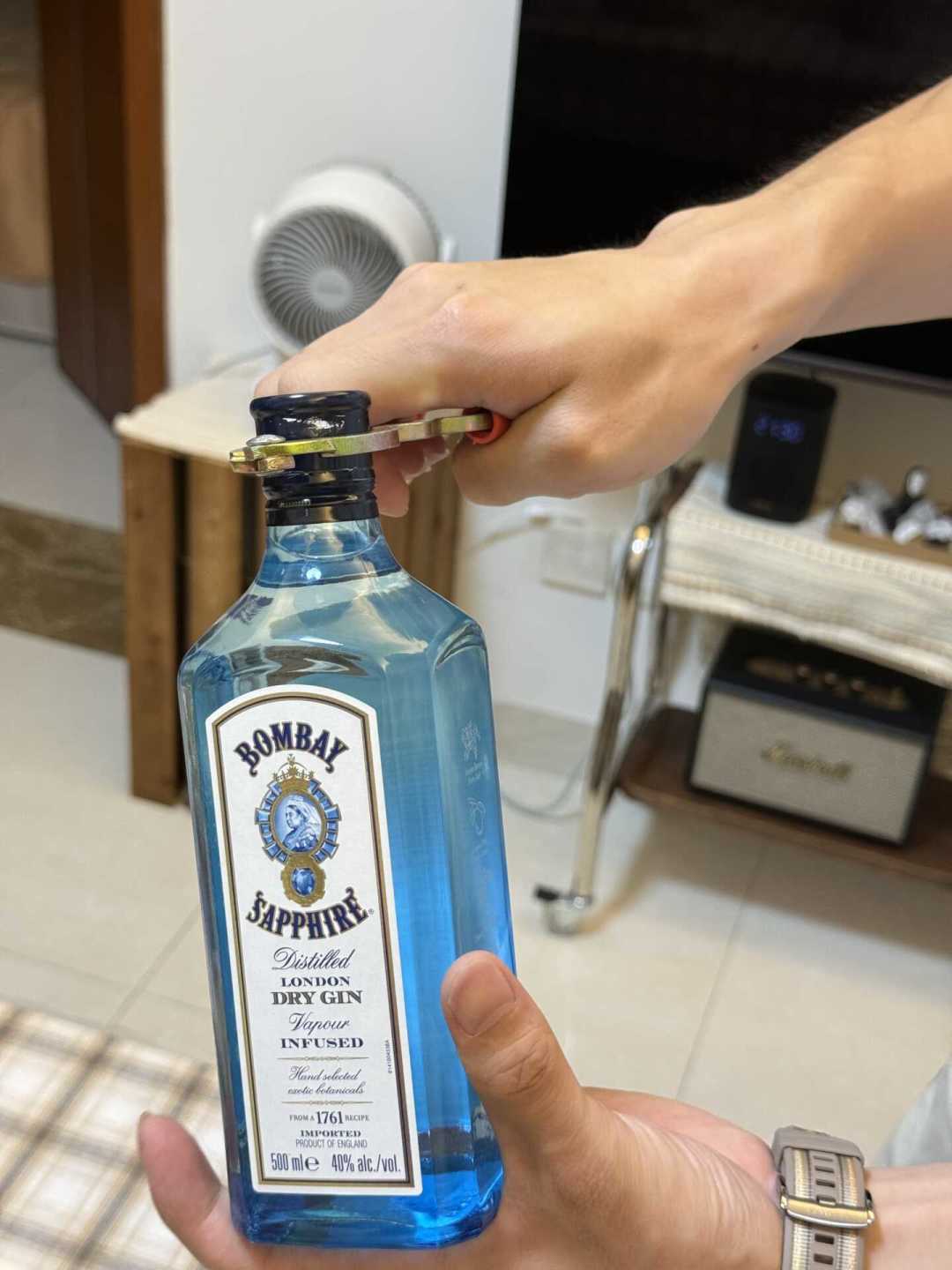 孟买蓝宝石金酒“打不开瓶”?翻完近一年的难开帖:版本分歧、5招开盖法和到手价一次说清