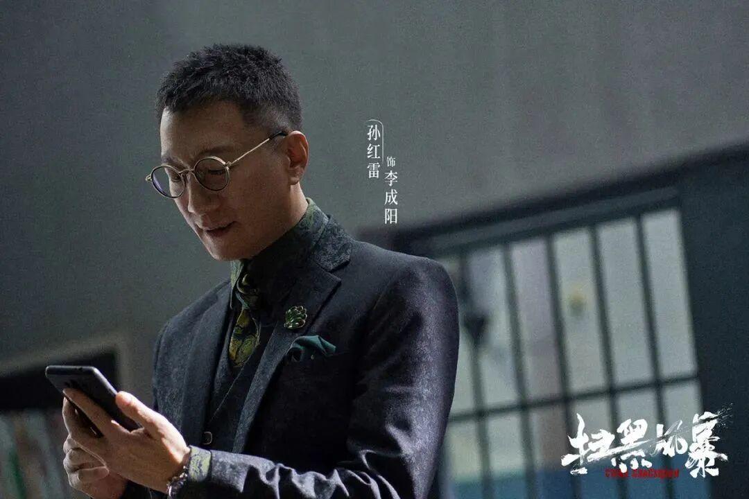 入秋婚礼季开锣，“强哥式领口”又火了：学孙红雷的玫瑰结之前，先弄清三个问题