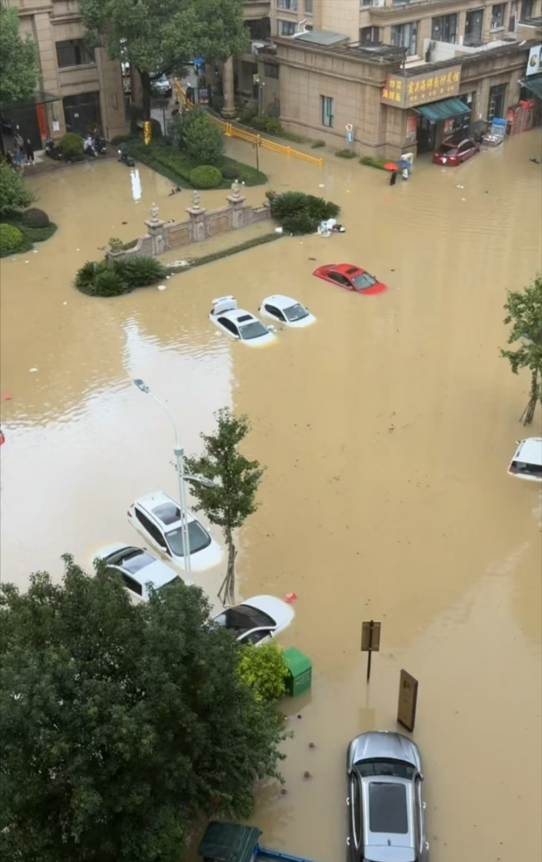 台风沙德尔二次登陆在即:2万个赞的雨骑爽帖背后,夜骑人真正要躲的是三种水