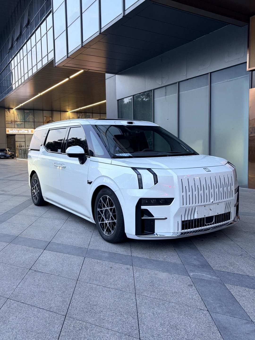 卡宴跌到20万、E300进2字头、问界M9两年腰斩:豪华二手车这轮崩价,哪些是捡漏哪些是接刀