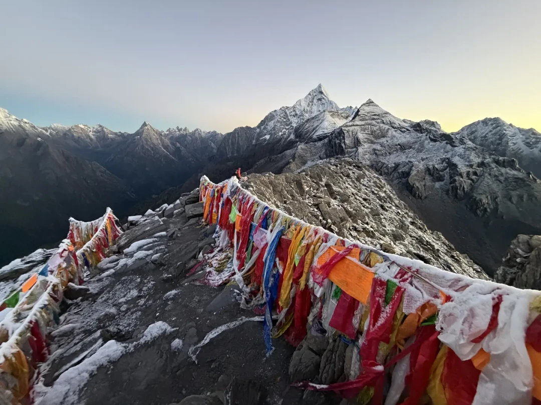 500元登顶哈巴、杂牌冰爪“差点把脚走断”:国庆首登雪山,装备分三堆再花钱