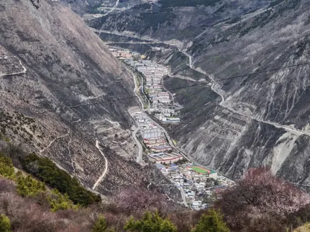 「德钦县城要搬空」刷屏,但先别慌:飞来寺不搬,9月的金山才是赌局——中秋国庆去梅里前,算清这三笔账