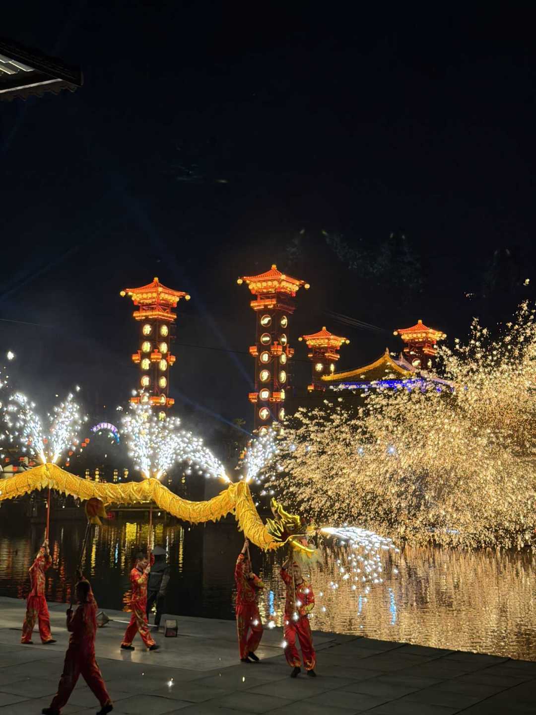 手臂烫出泡、舞台直接烧起来:国庆打铁花遍地开之前,先把这个夏天的烫伤账算清楚