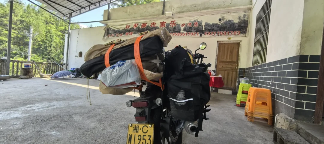 第一次摩旅前,我把6篇笔记下面的100多条留言数了一遍:真刚需清单比你想的短,纠结的全在这三个阵营里