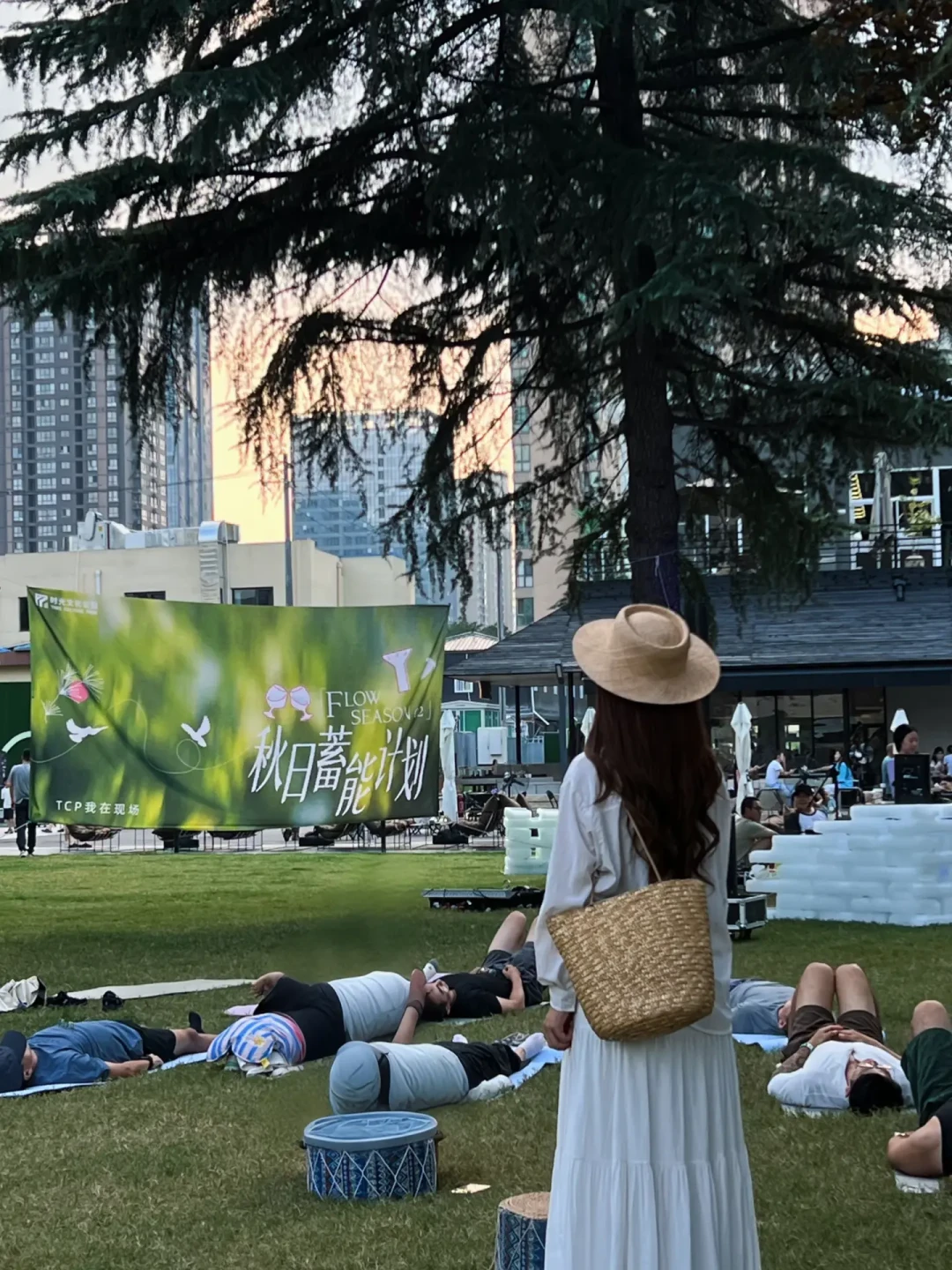 放学后遛娃窗口9月内缩水30~45分钟:算了10城日落时刻、核了晚间遛娃帖,这90分钟只有4类场地待得住