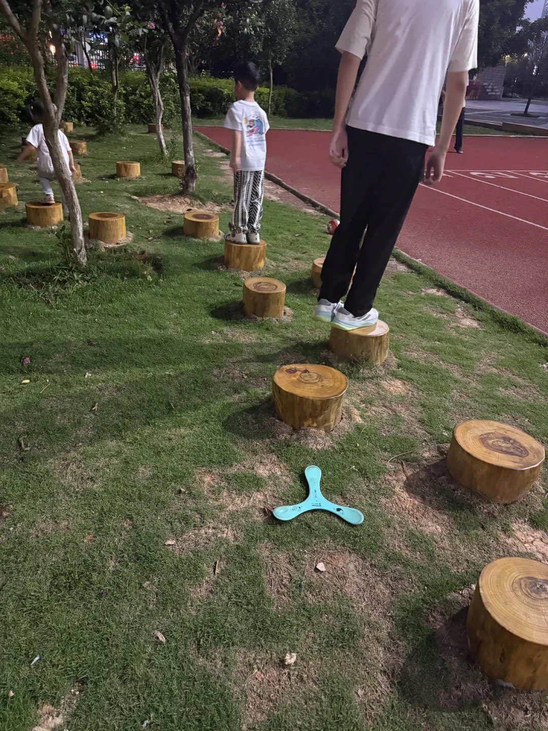 放学后遛娃窗口9月内缩水30~45分钟:算了10城日落时刻、核了晚间遛娃帖,这90分钟只有4类场地待得住