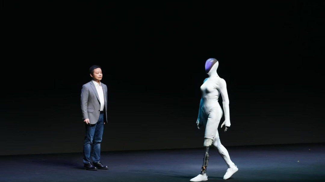 何小鹏对李诞说“机器人的iPhone时刻三四年就到”:逐条对完账,这次不是画饼,是押了9亿美元的军令状