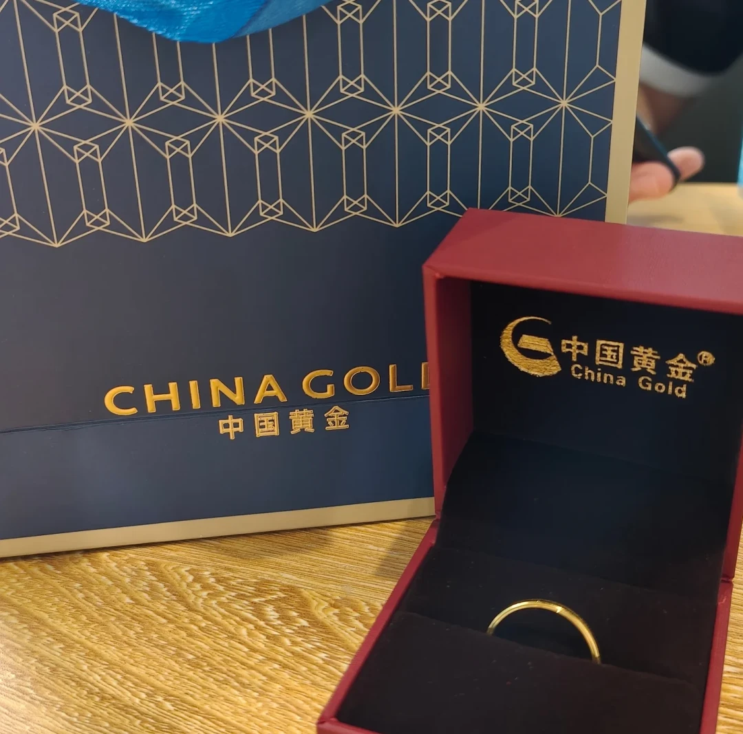 金店把克重印在价签里侧,还用订书钉钉住:11个真实样本折完克价,一口价黄金是行情的1.5到4倍