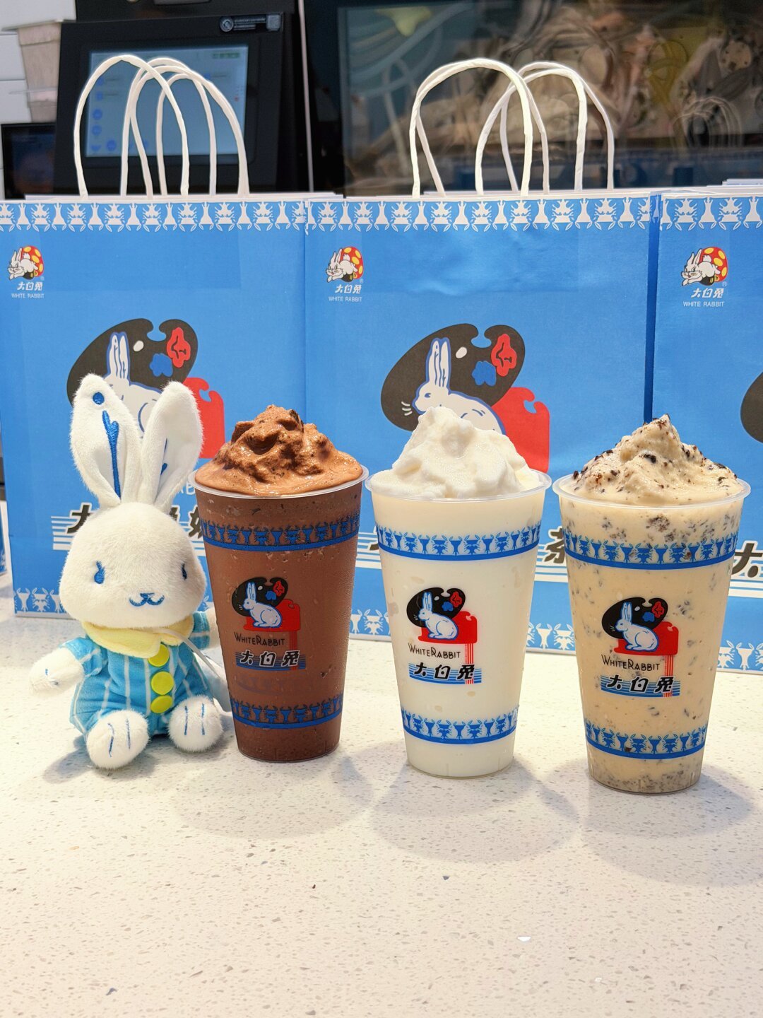 大白兔奶茶首店开业4个月:不用排队了,口碑却裂成了两半