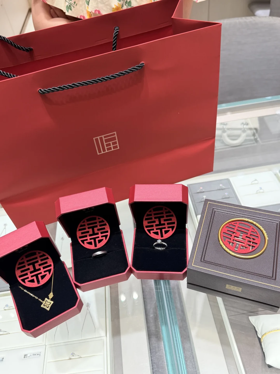 三金改金条上了热搜：同样6万6，品牌店63克、打金68克，金九银十前算明白再签字