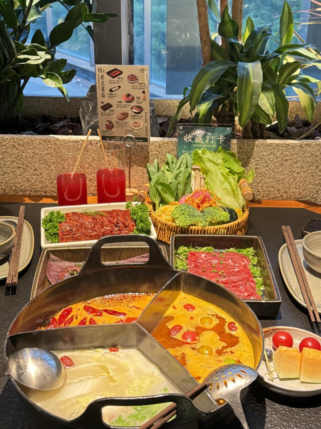 牛油还是清油?川渝火锅争了多年的问题,我翻了知乎58万播放的回答和小红书上百条笔记,总算讲明白了